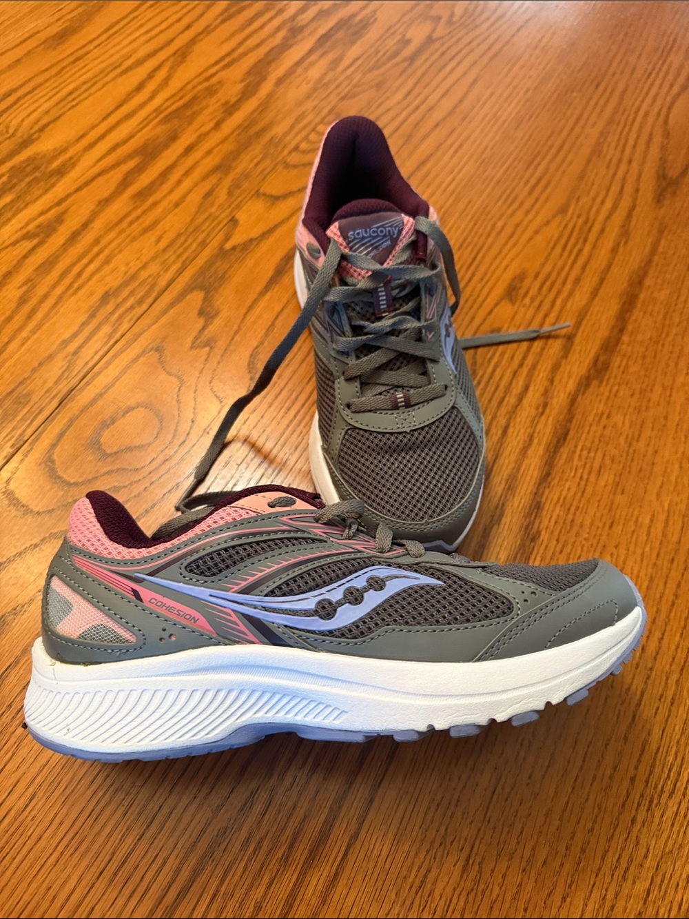 Saucony Women’s Gray, Pink & Purple Athletic Running Shoes size 7